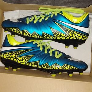 Nike Soccer Cleats Mercurial Victory Size 7 Womens